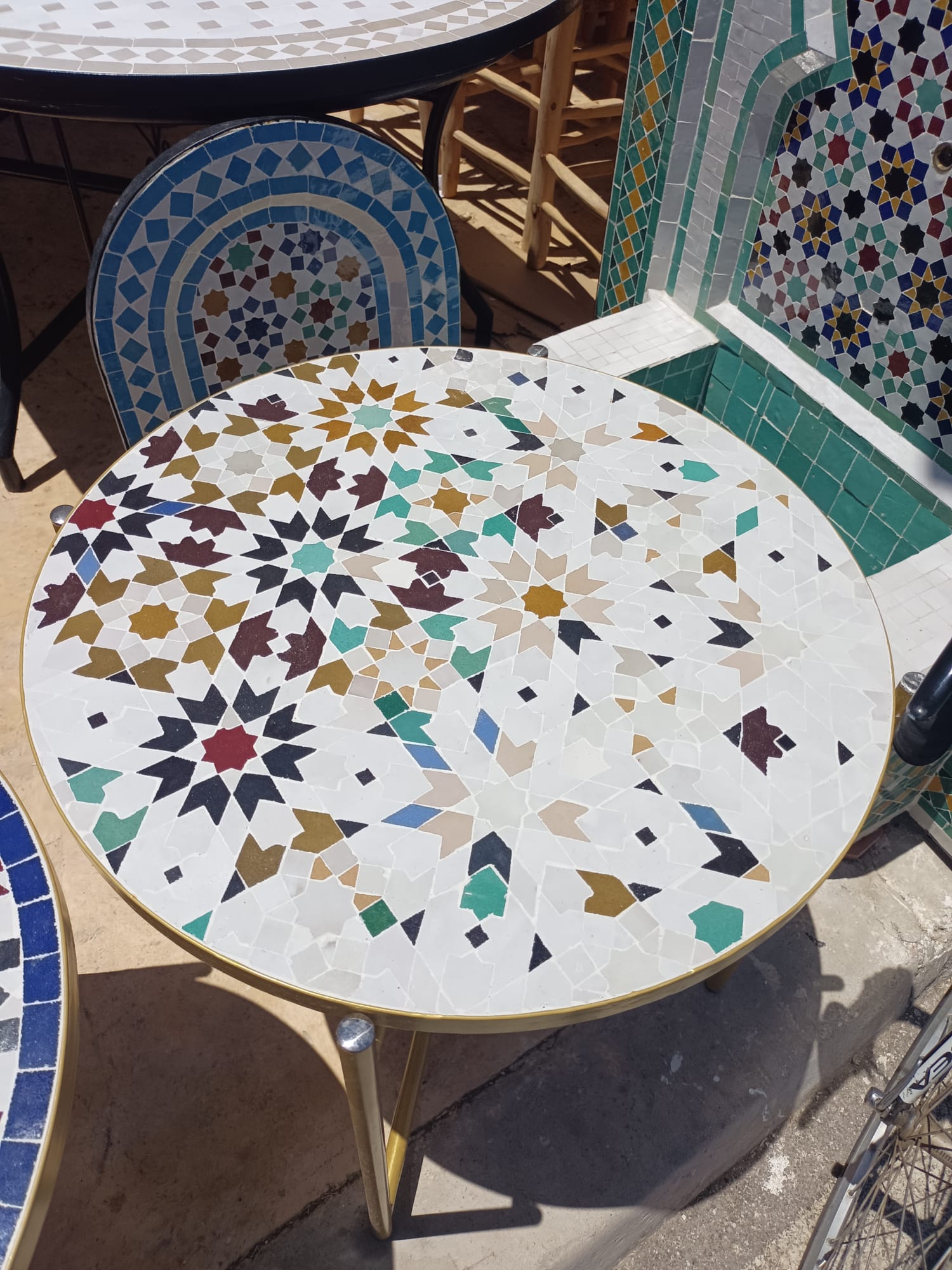 Table design en zellige fabriquée par TRAVTAZI